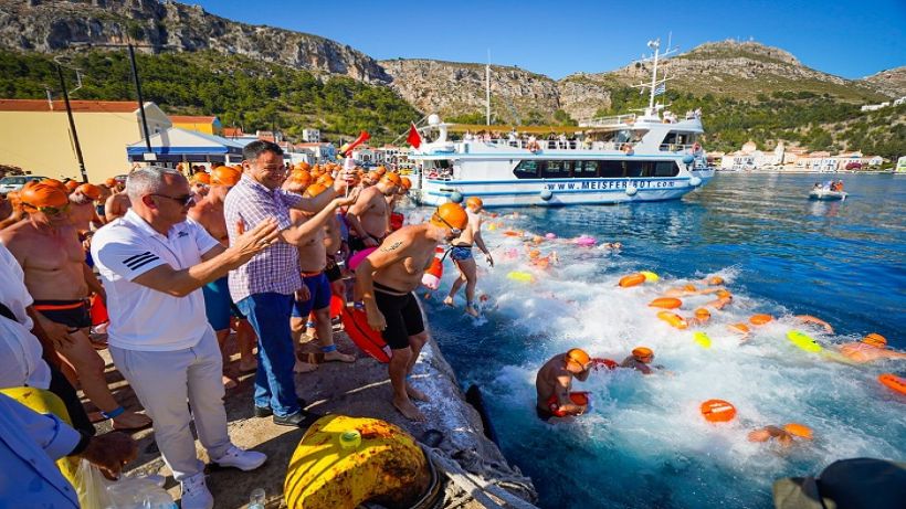 Akdeniz’de kulaçlar “Barış ve Dostluk” için atıldı