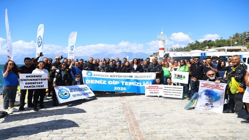 Antalya Kaleiçi Yat Limanı’nda deniz dip temizliği yapıldı