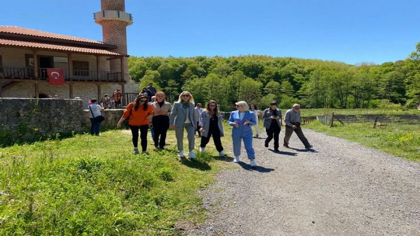 Bakan eşi, longoz ormanını gezdi