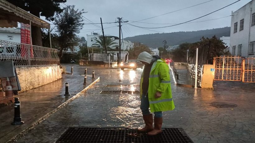 Bodrumda Belediye Ekipleri Yağmur Mesaisinde