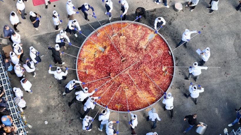 Dünyanın En Büyük Sucuklu Yumurtası Guinness Rekorunu Kırdı