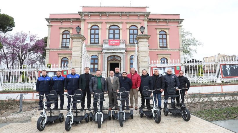 Edirnede turizm zabıtası elektrikli bisiklet kullanıyor
