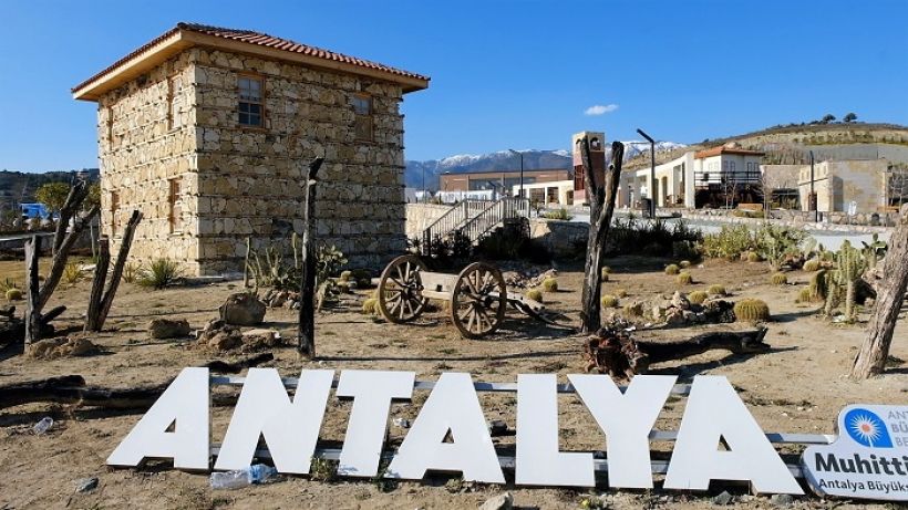 Hatay EXPO alanında bulunan Düğmeli Ev sapasağlam ayakta