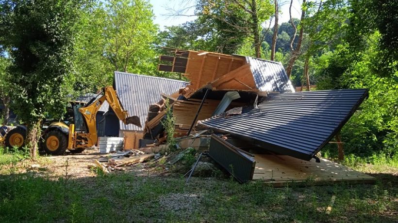 Kartepe’de kaçak bungalov yapılar yıkıldı