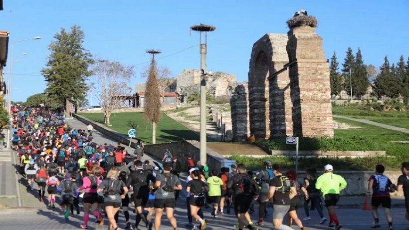 Maratoncular plaketlerini deprem bölgesi için bağışladı