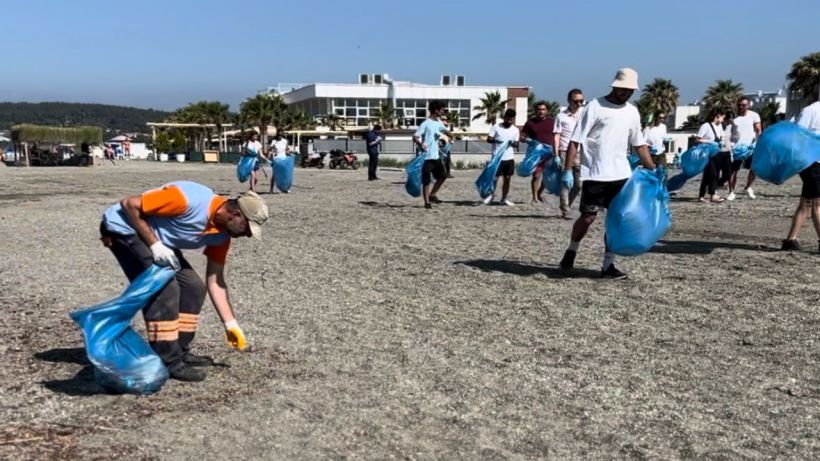 Seferihisar’da Çevre Günü’nde plaj temizliği