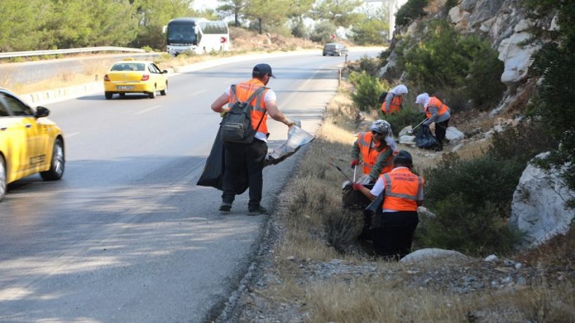 Tatilcilerin araçlarından atılan çöpler toplanılıyor