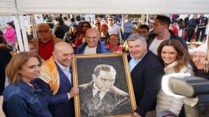 Alaçatı Ot Festivali’nde Soyer’e mozaik Atatürk Portresi