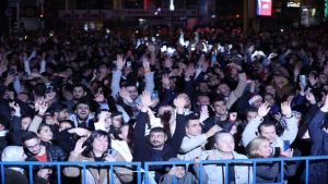 Antalyalılar 2023’ü Cumhuriyet Meydanı’nda karşıladı