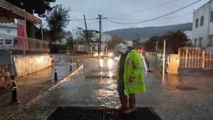 Bodrum'da Belediye Ekipleri Yağmur Mesaisinde