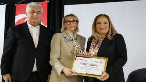 Emel Elik Bezaroğlu’na Başarı Ödülü