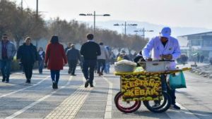 İzmir’in Gülen yüzü, sokak satıcıları…