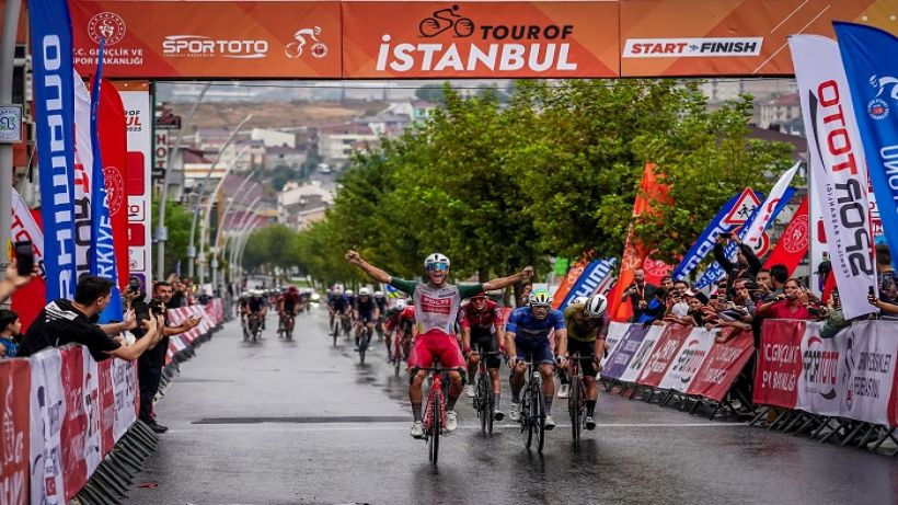 Tour of İstanbul’un Arnavutköy-Arnavutköy etabı yağmur altında tamamlandı