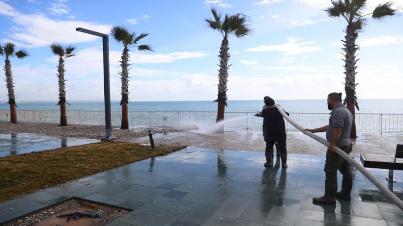Antalya,fırtınanın izlerini siliyor