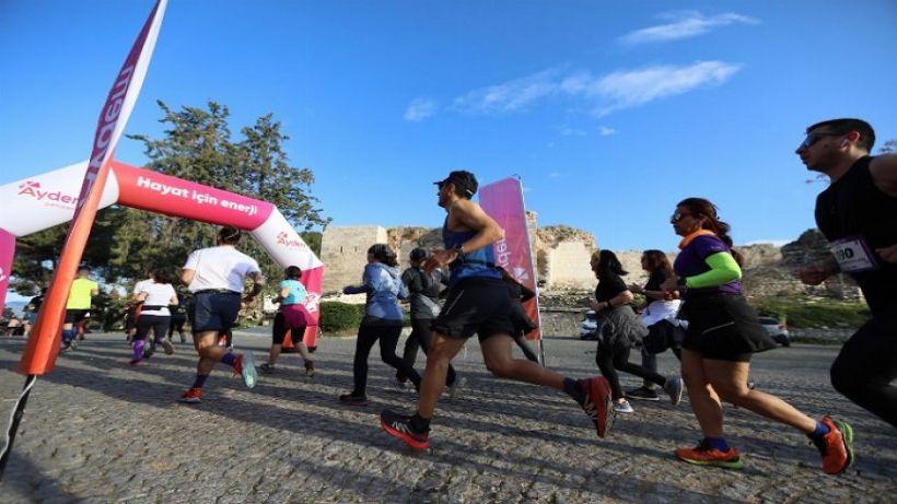 Maratoncular plaketlerini deprem bölgesi için bağışladı